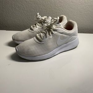 Women’s Nike Tanjun White sneaker Sz 8